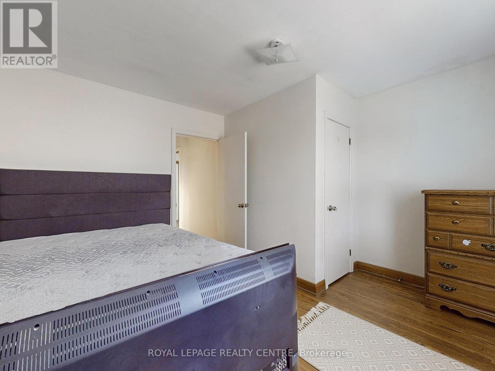 706 The Queensway Property Photo 9
