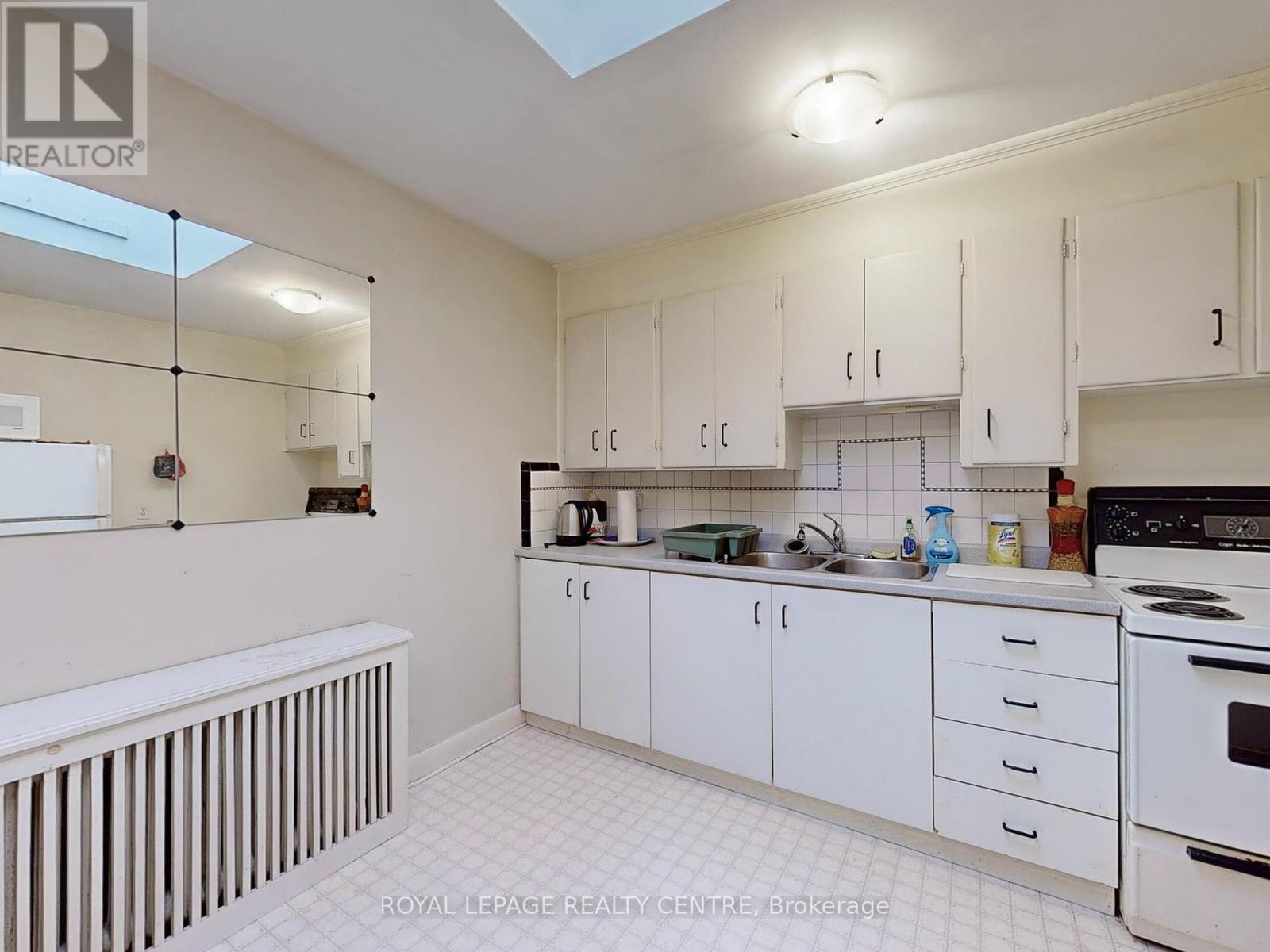 706 The Queensway Property Photo 11