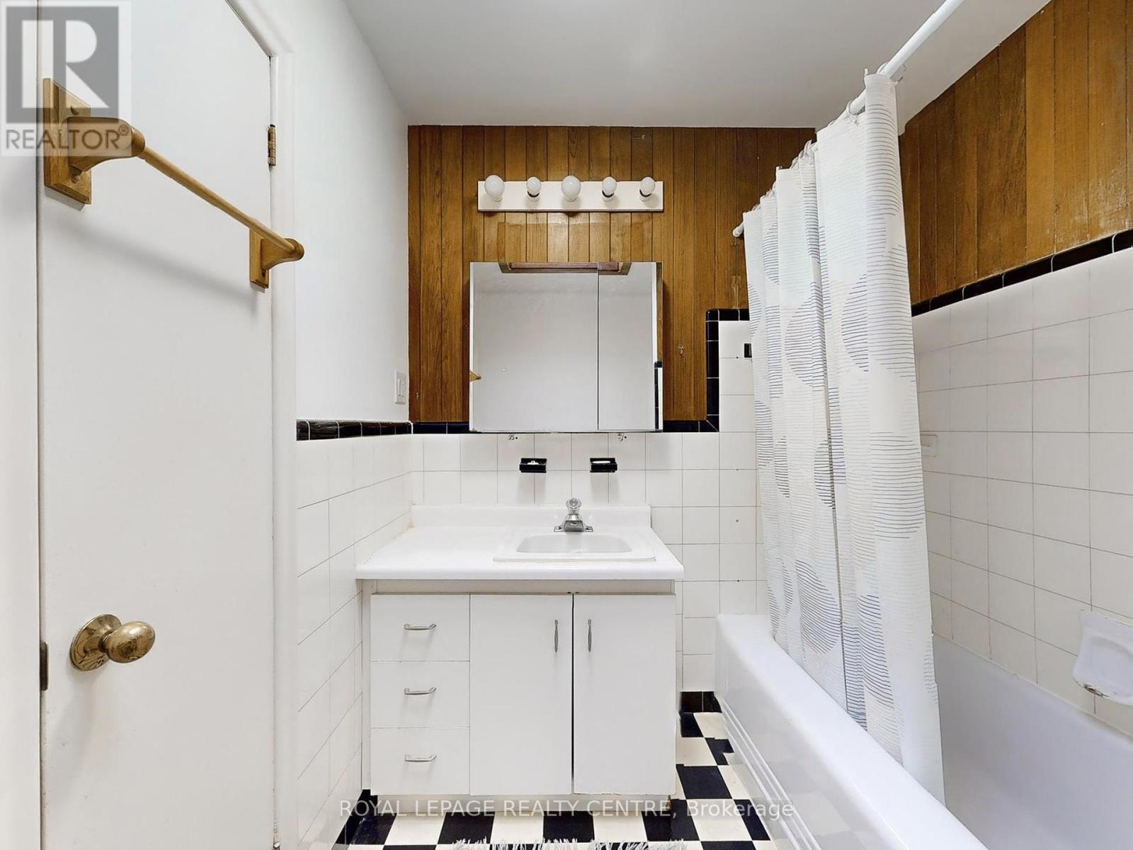 706 The Queensway Property Photo 13