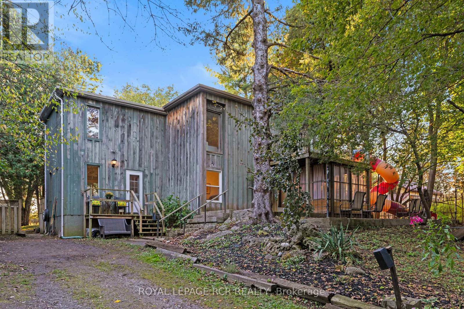 27 John Street N Property Photo 1