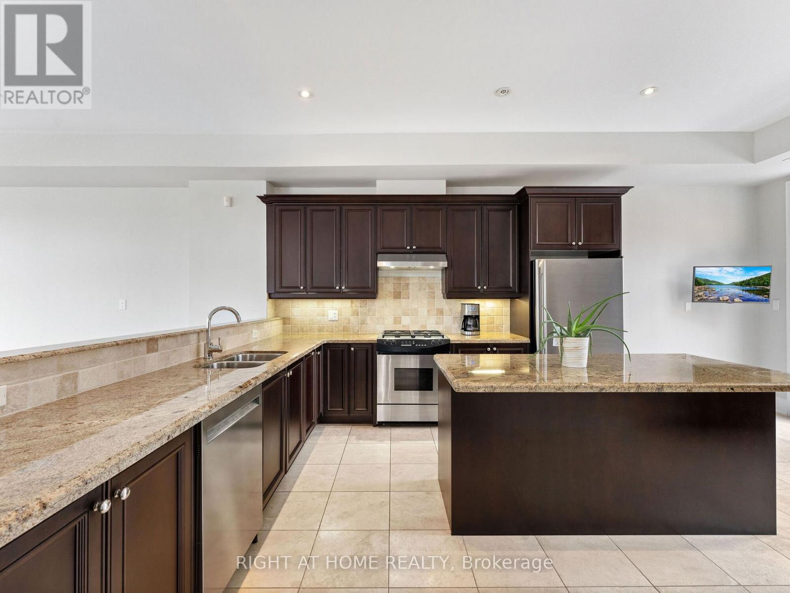 8 - 120 Bronte Road Property Photo 7