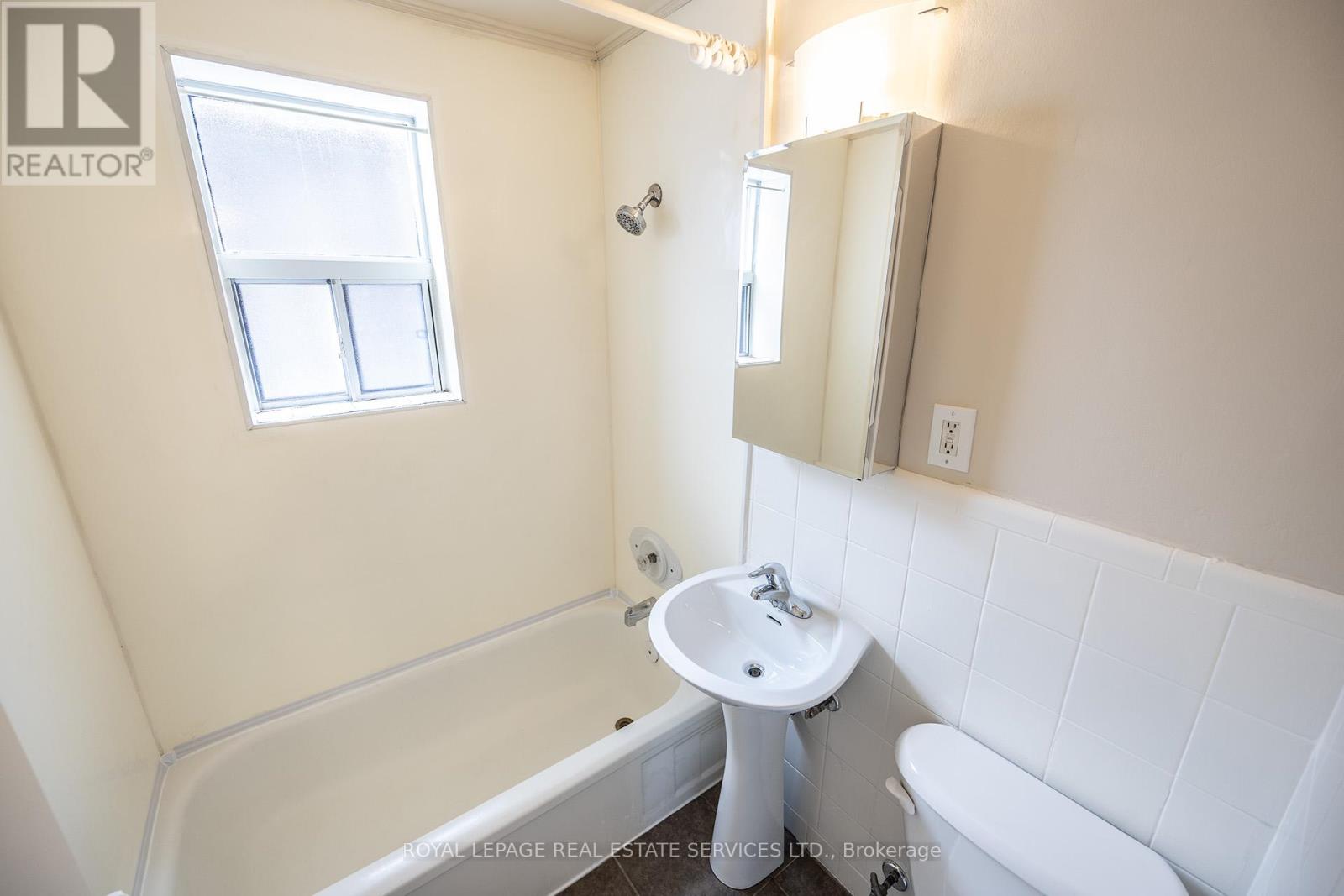 1 - 12 Cayuga Avenue Property Photo 8