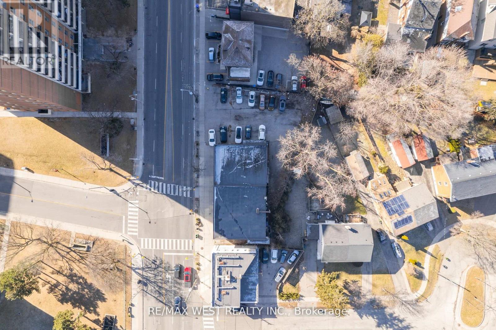 5000 Dundas Street W Property Photo 4
