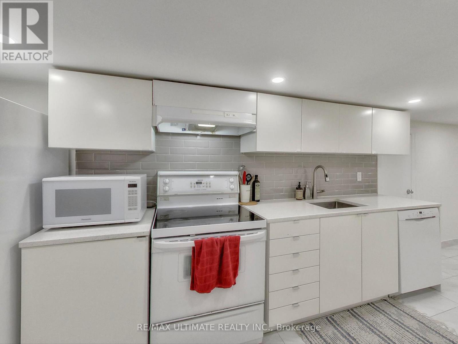B - 1652 Dufferin Street Property Photo 6