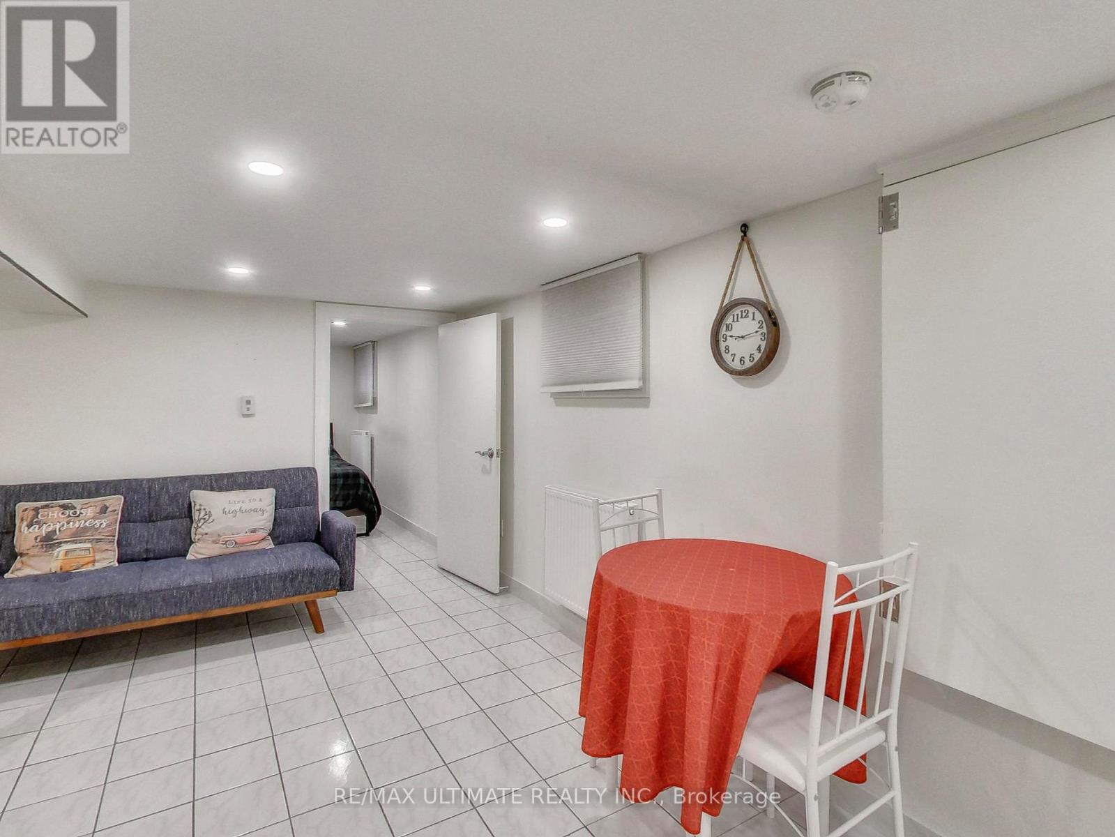 B - 1652 Dufferin Street Property Photo 8