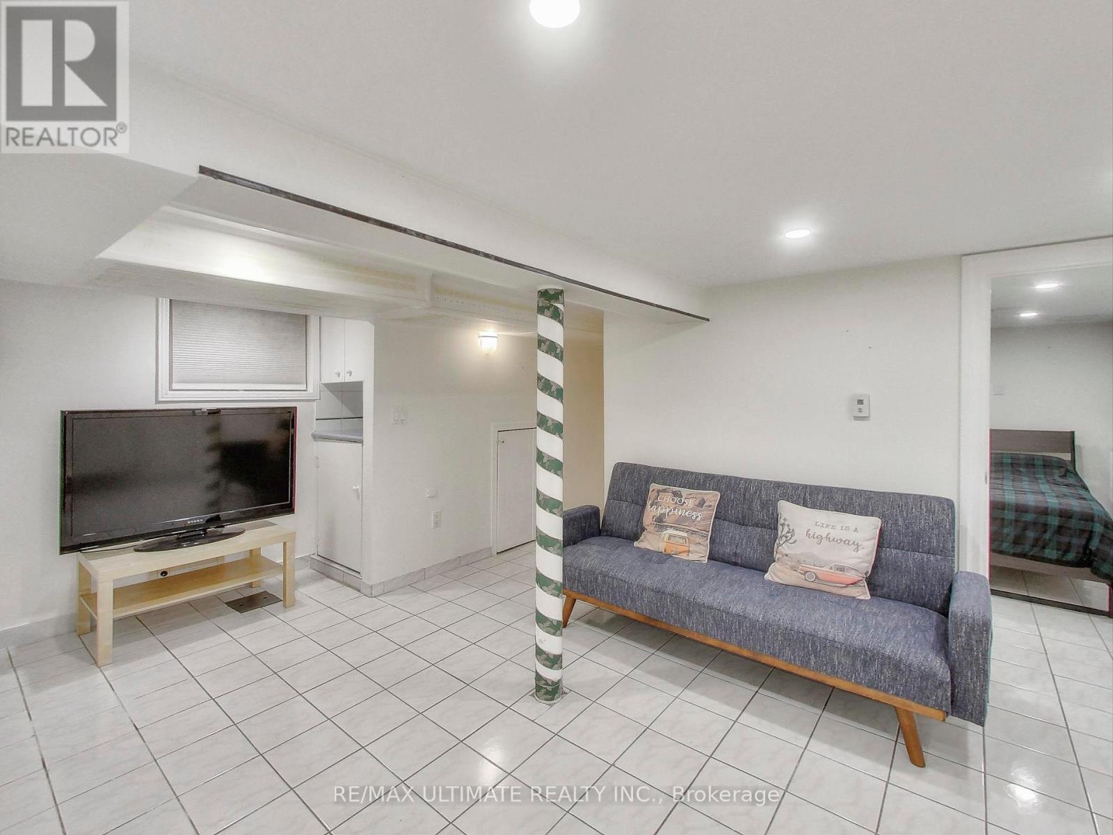 B - 1652 Dufferin Street Property Photo 9