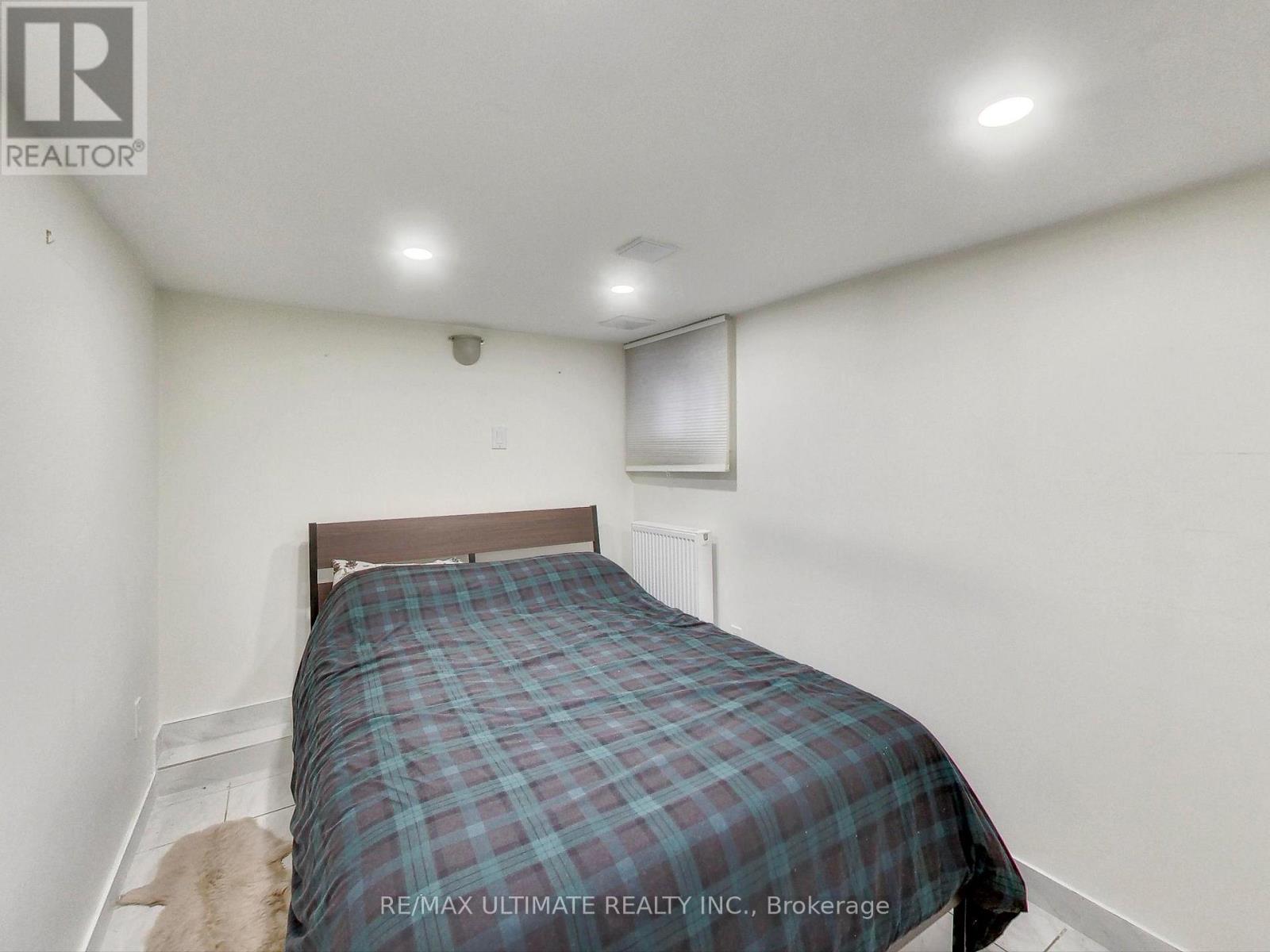 B - 1652 Dufferin Street Property Photo 13
