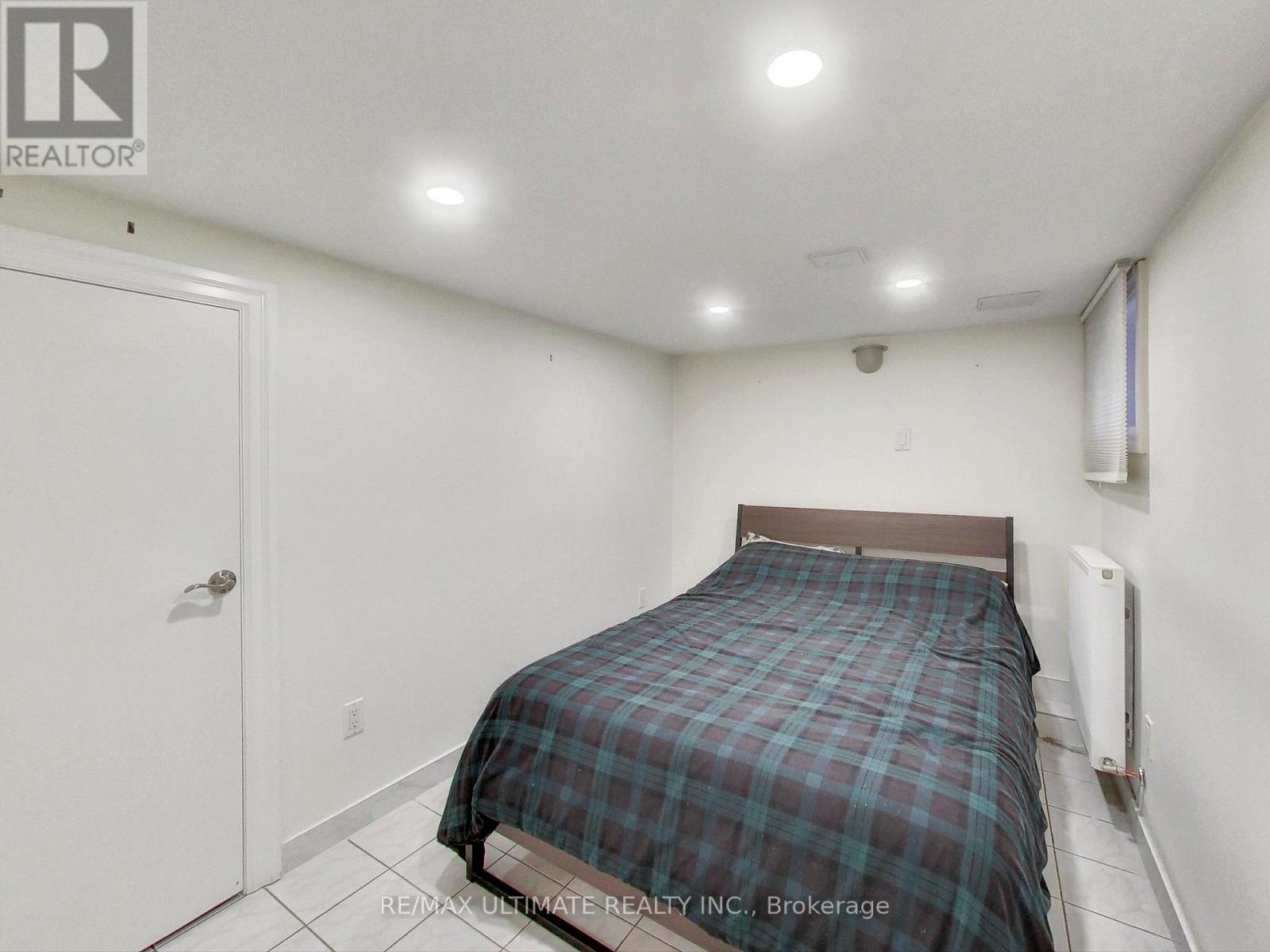 B - 1652 Dufferin Street Property Photo 14