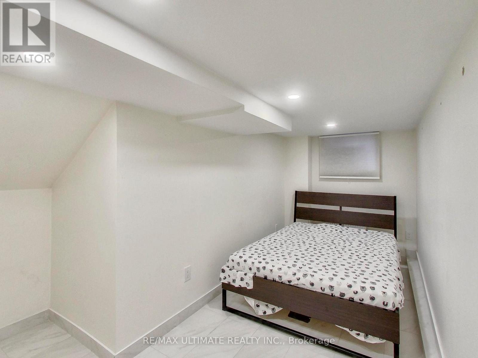 B - 1652 Dufferin Street Property Photo 15