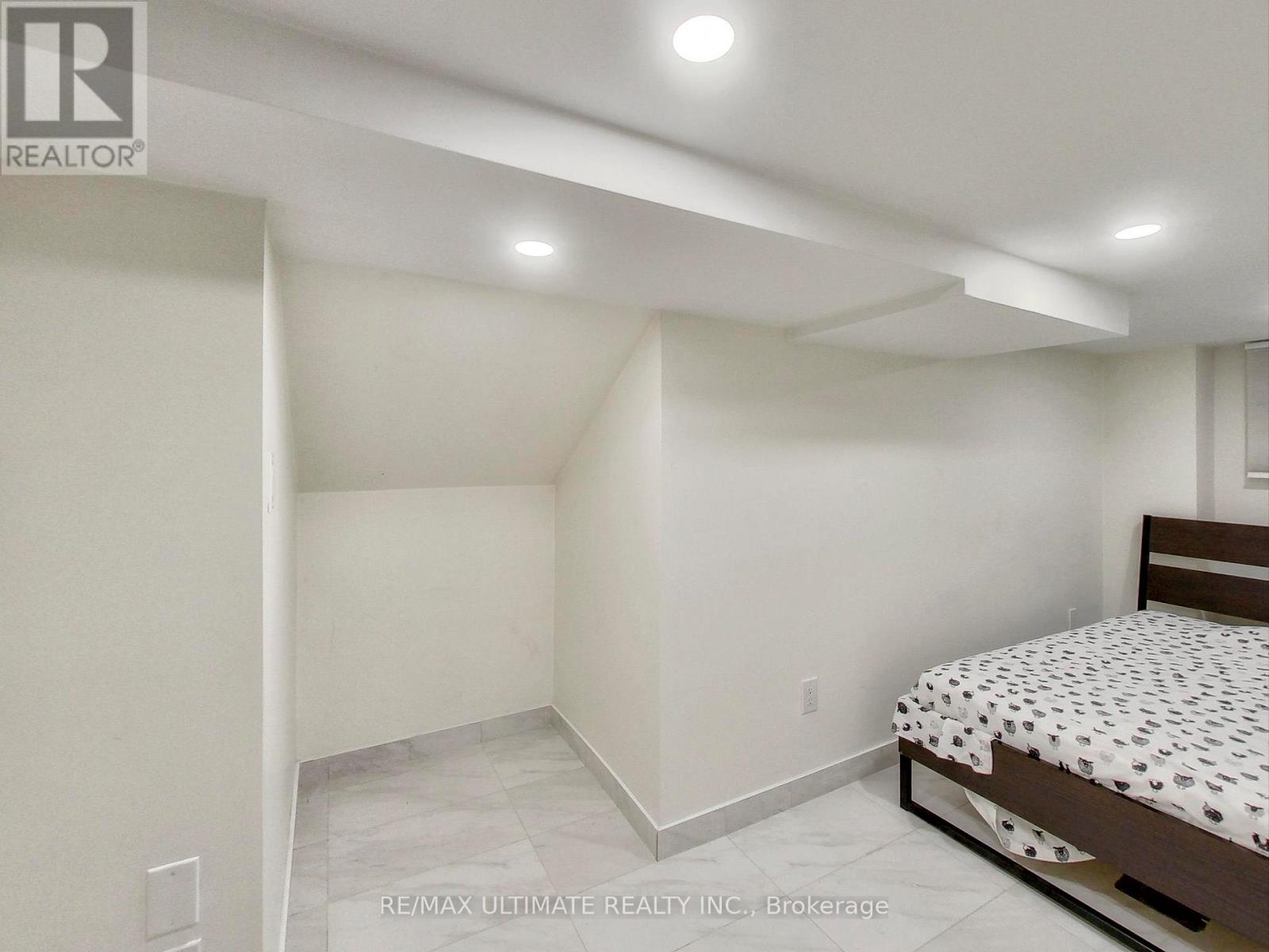B - 1652 Dufferin Street Property Photo 16