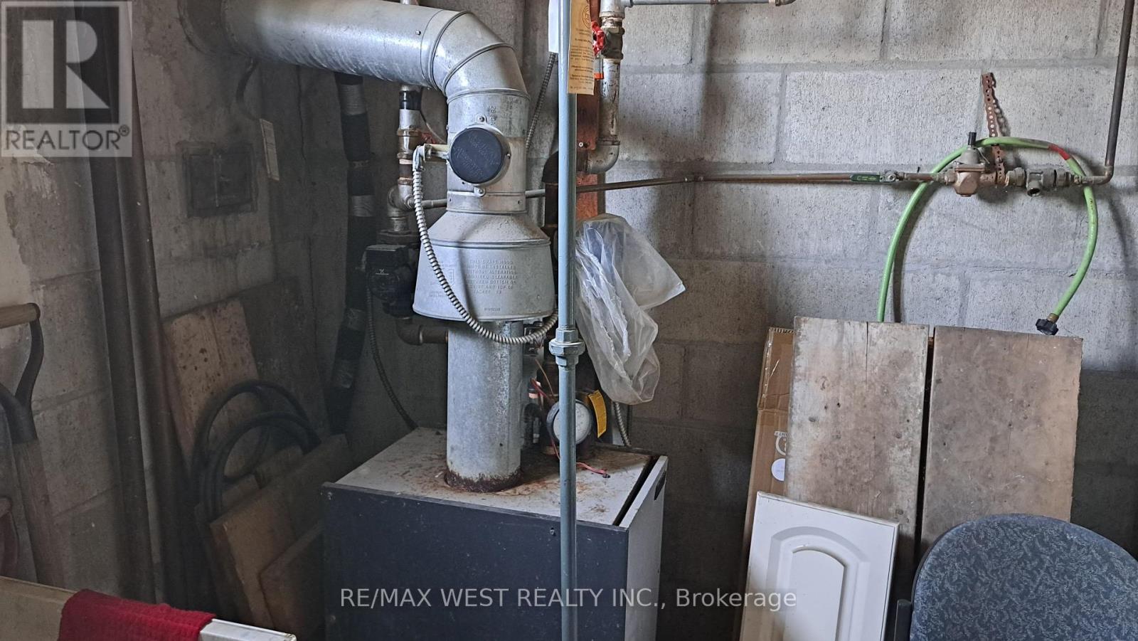2609 Keele St Property Photo 6