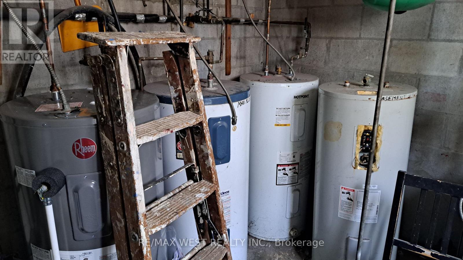 2609 Keele St Property Photo 9