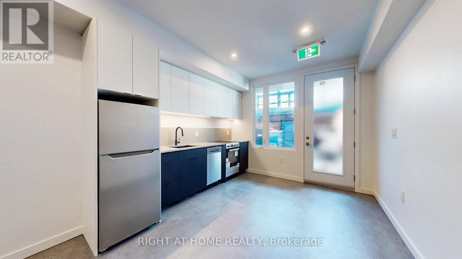 Unit 2 - 3122 Dundas Street W Property Photo 3