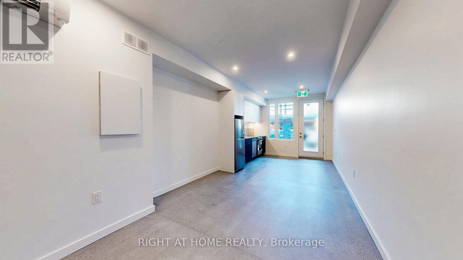 Unit 2 - 3122 Dundas Street W Property Photo 4
