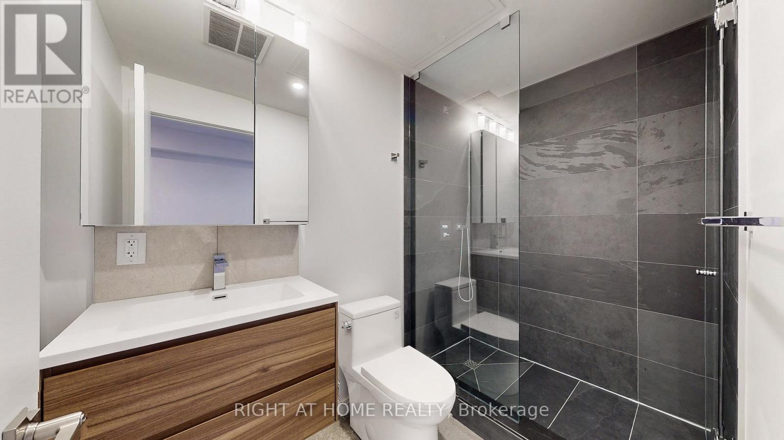 Unit 2 - 3122 Dundas Street W Property Photo 6