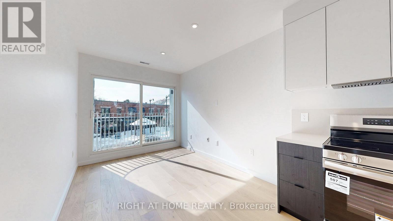 Unit 3 - 3122 Dundas Street W Property Photo 5