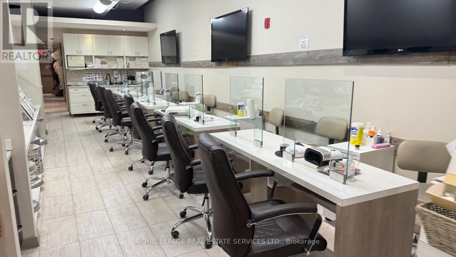 A01009a - 146 Lakeshore Road W Property Photo