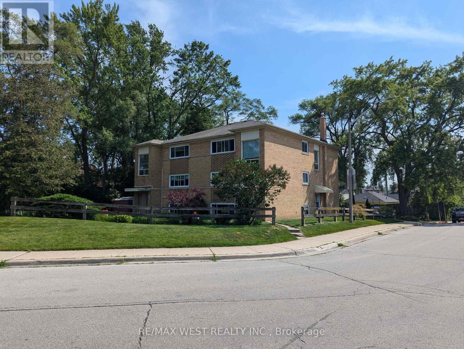50-52 Peter Street N Property Photo 1