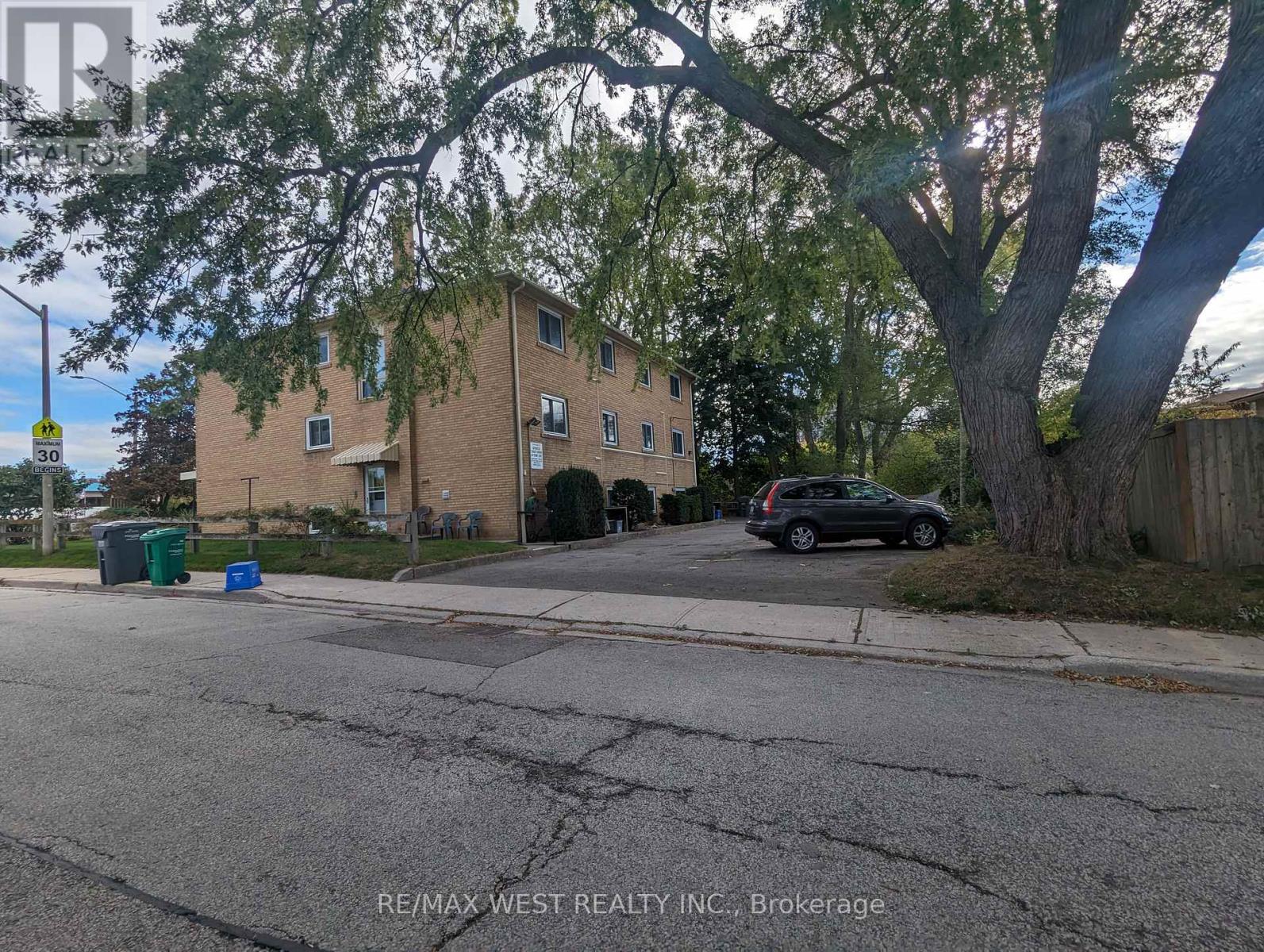 50-52 Peter Street N Property Photo 3