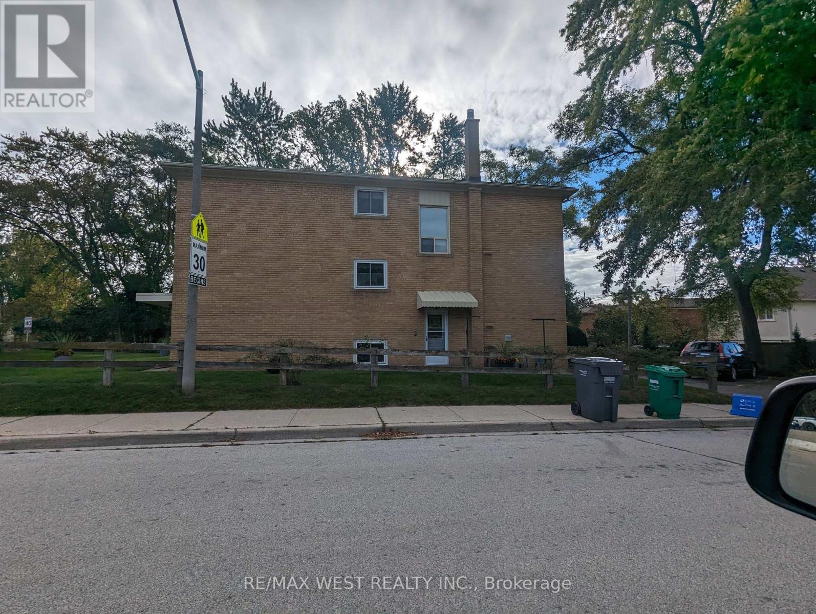 50-52 Peter Street N Property Photo 4