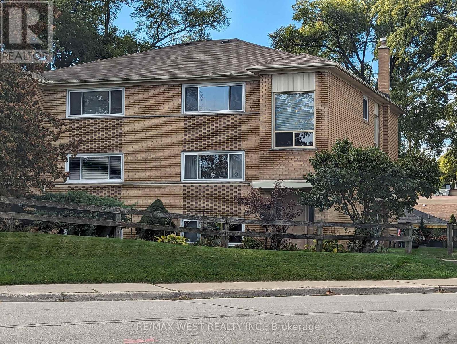 50-52 Peter Street N Property Photo 2
