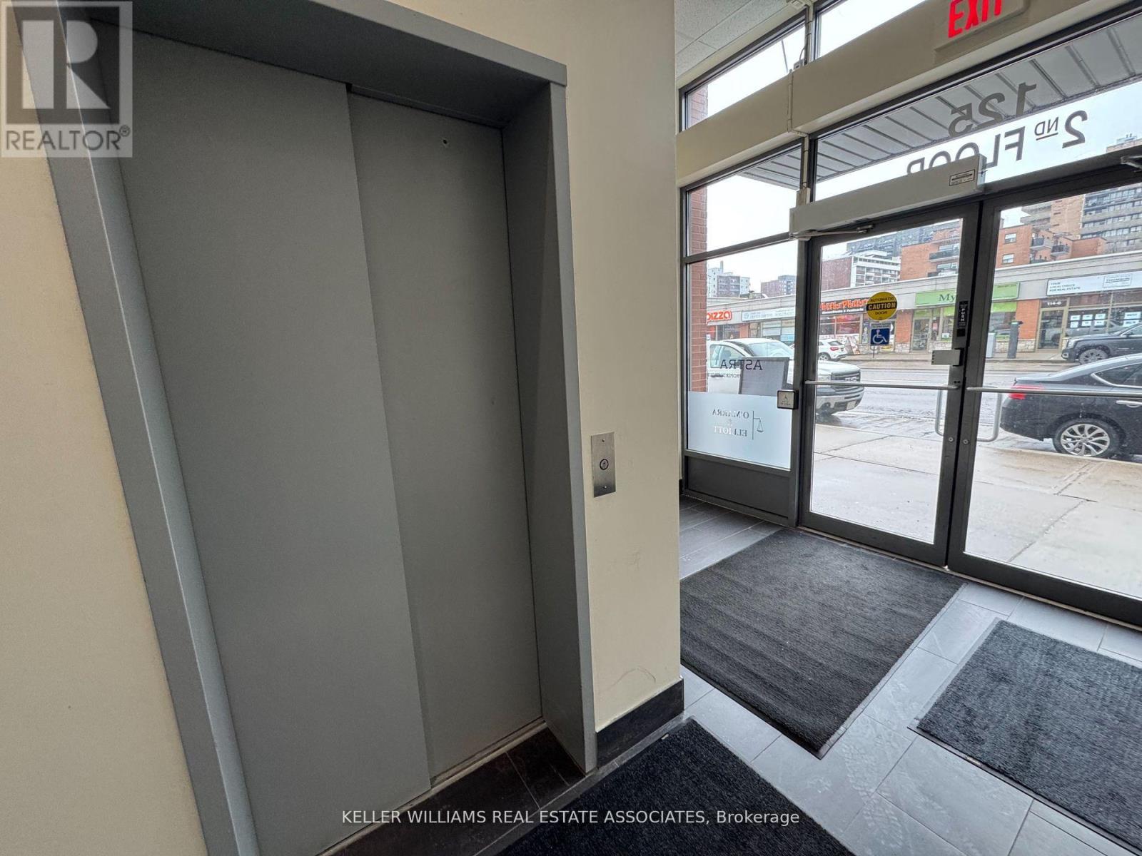 203 - 125 Lakeshore Road E Property Photo 4