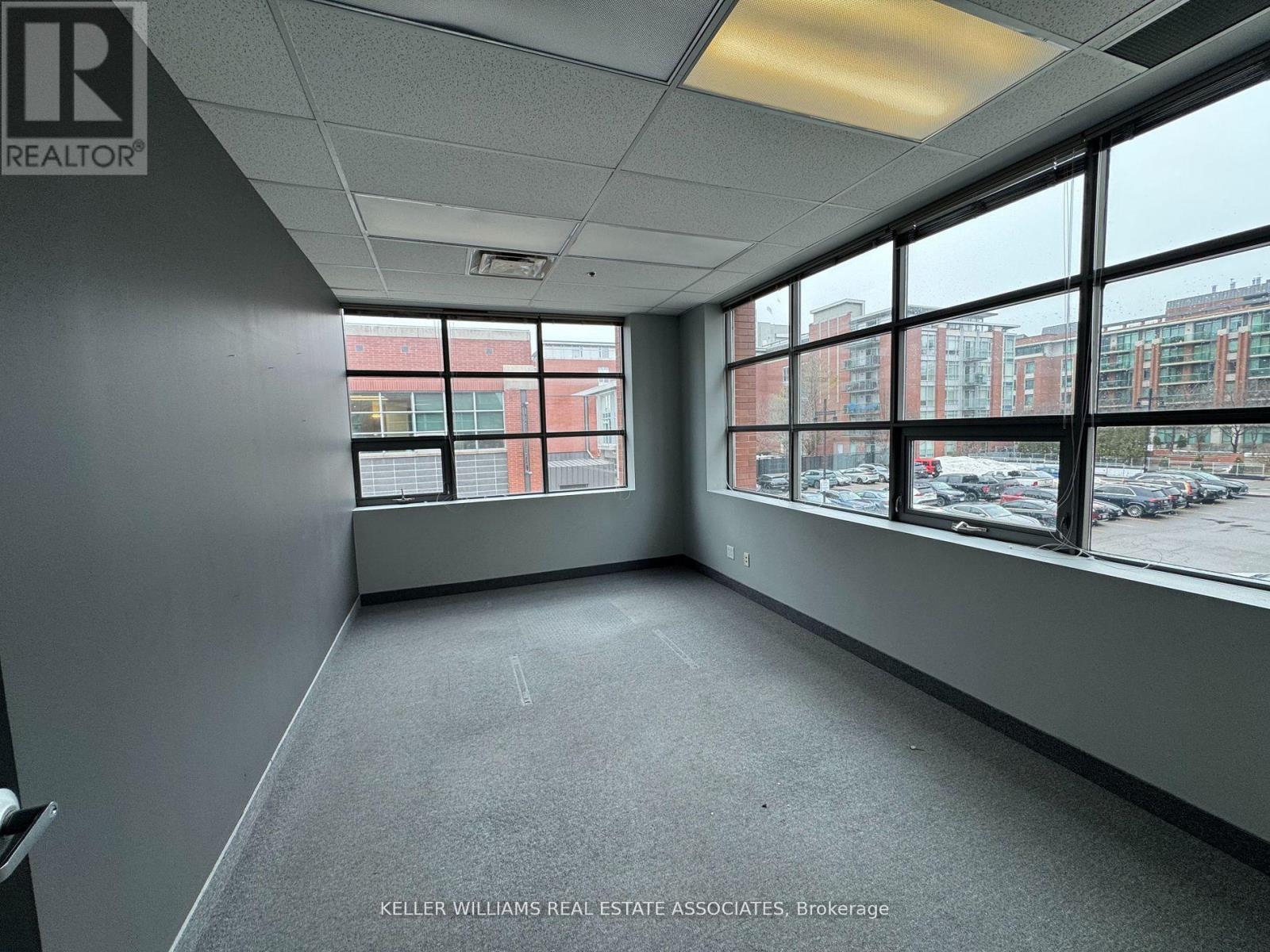 203 - 125 Lakeshore Road E Property Photo 5