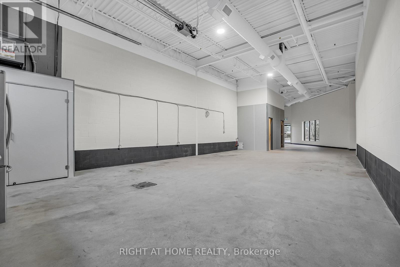 29 - 2011 Lawrence Avenue W Property Photo 14