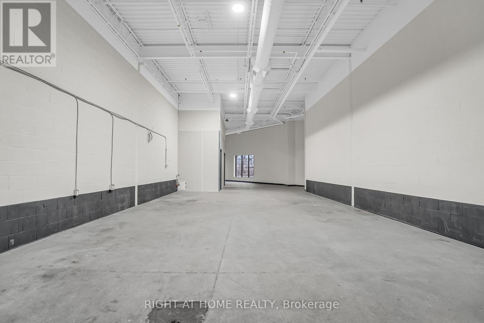 29 - 2011 Lawrence Avenue W Property Photo 17