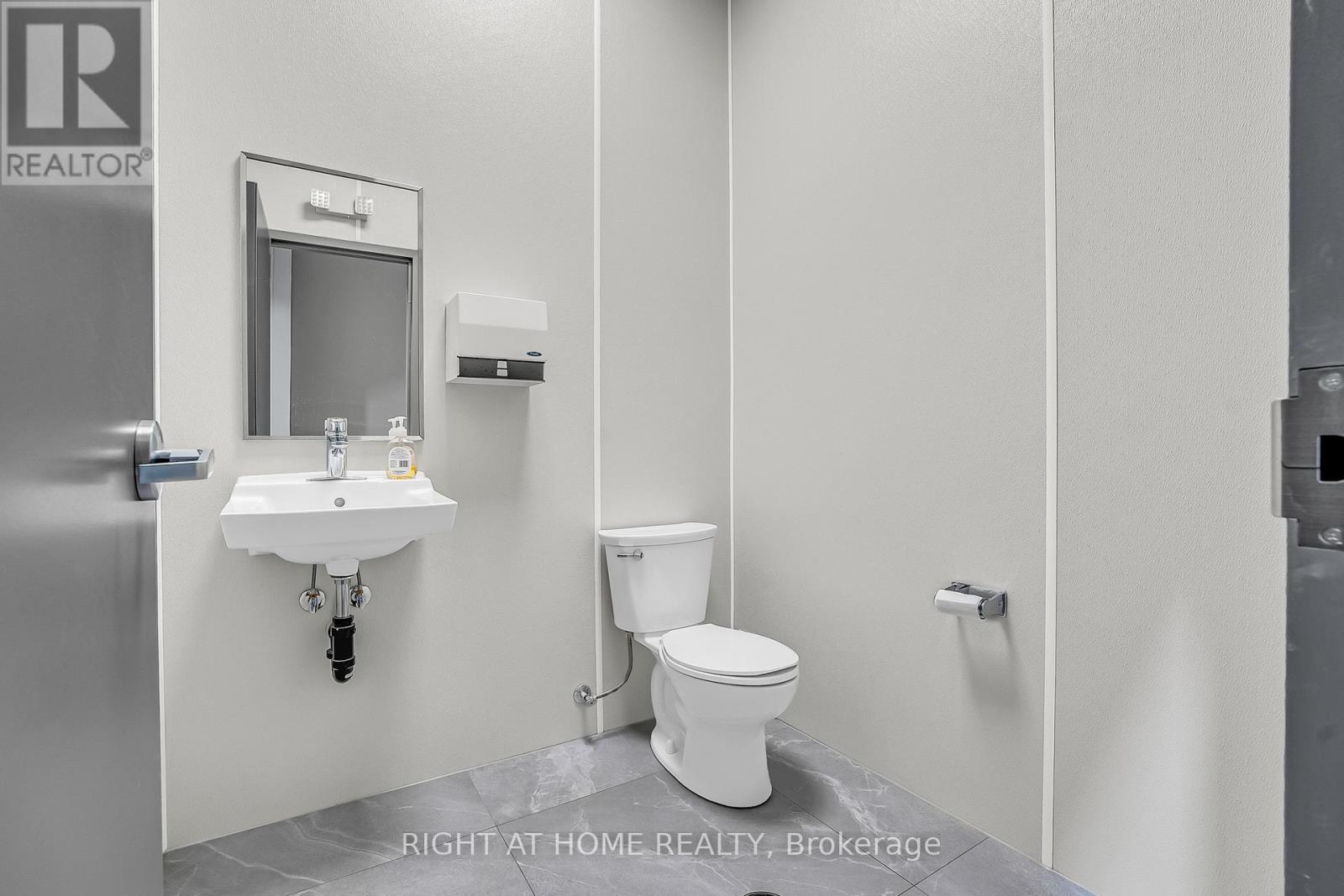 29 - 2011 Lawrence Avenue W Property Photo 18