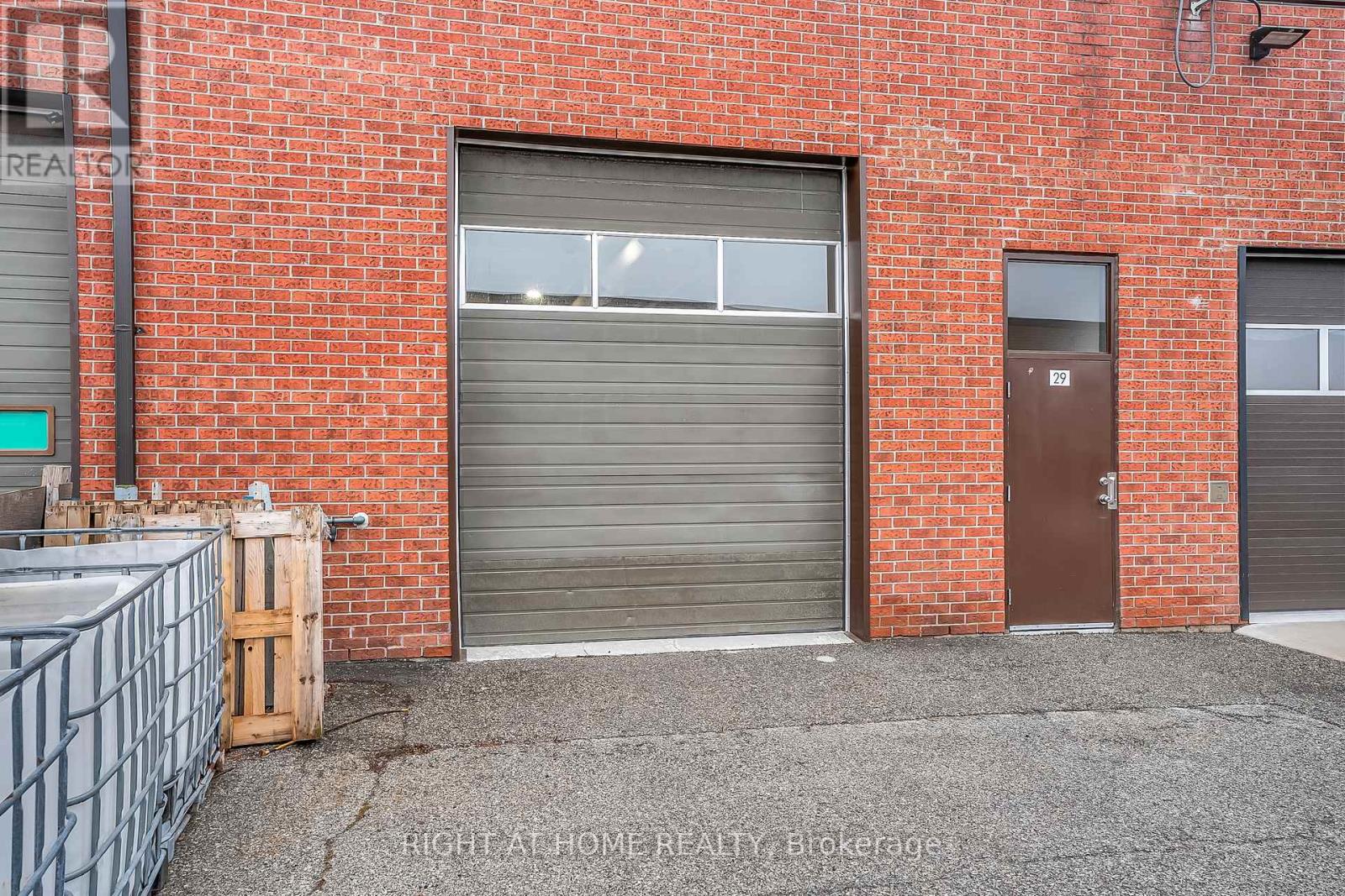 29 - 2011 Lawrence Avenue W Property Photo 23