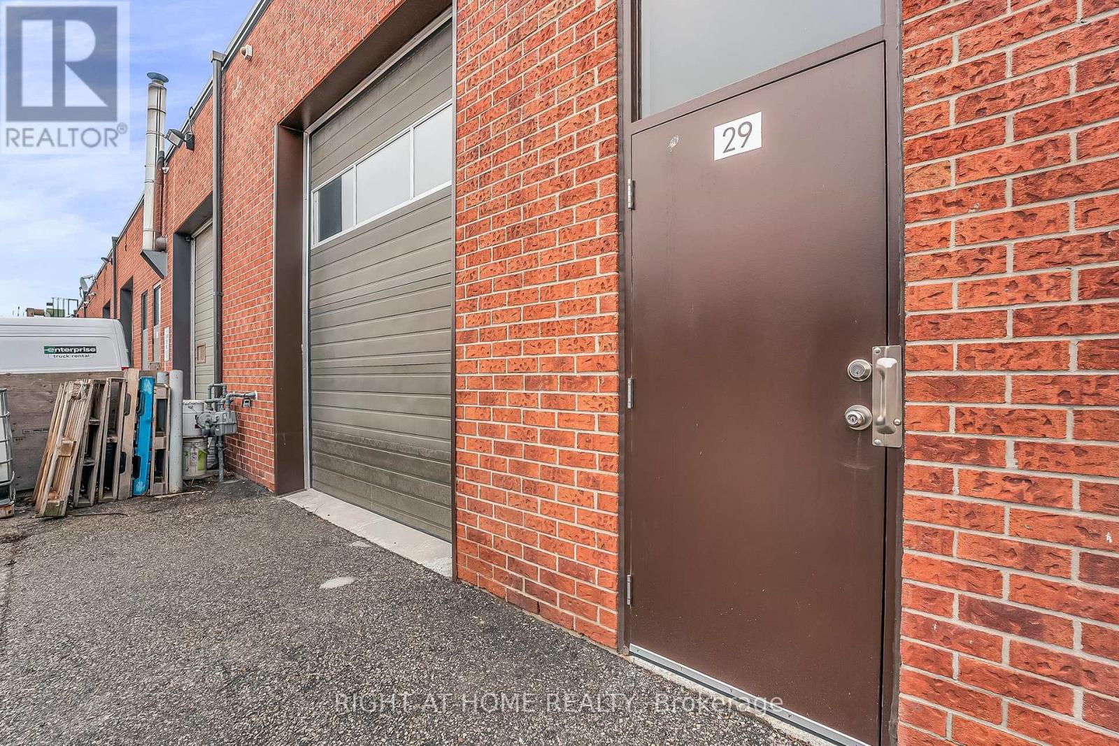29 - 2011 Lawrence Avenue W Property Photo 24