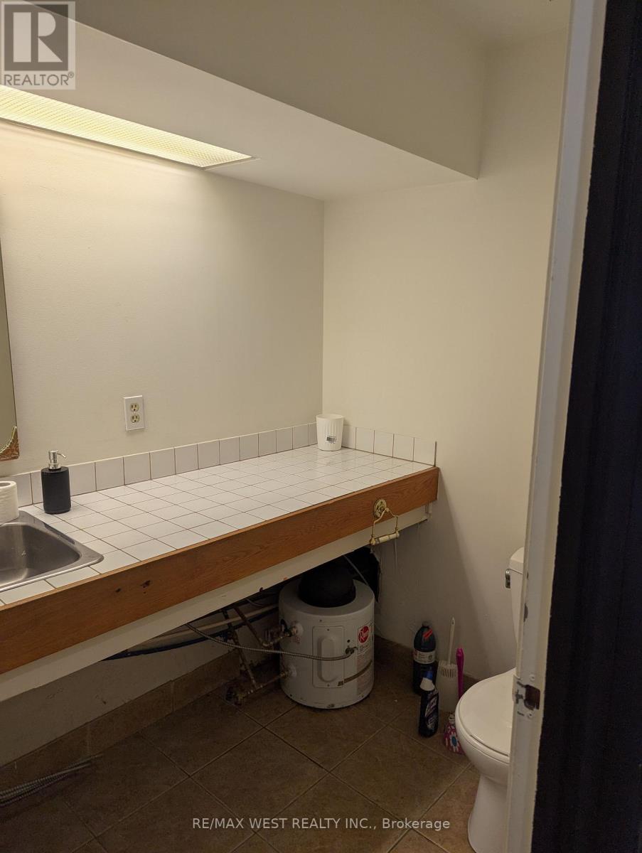 174 Lakeshore Road E Property Photo 4