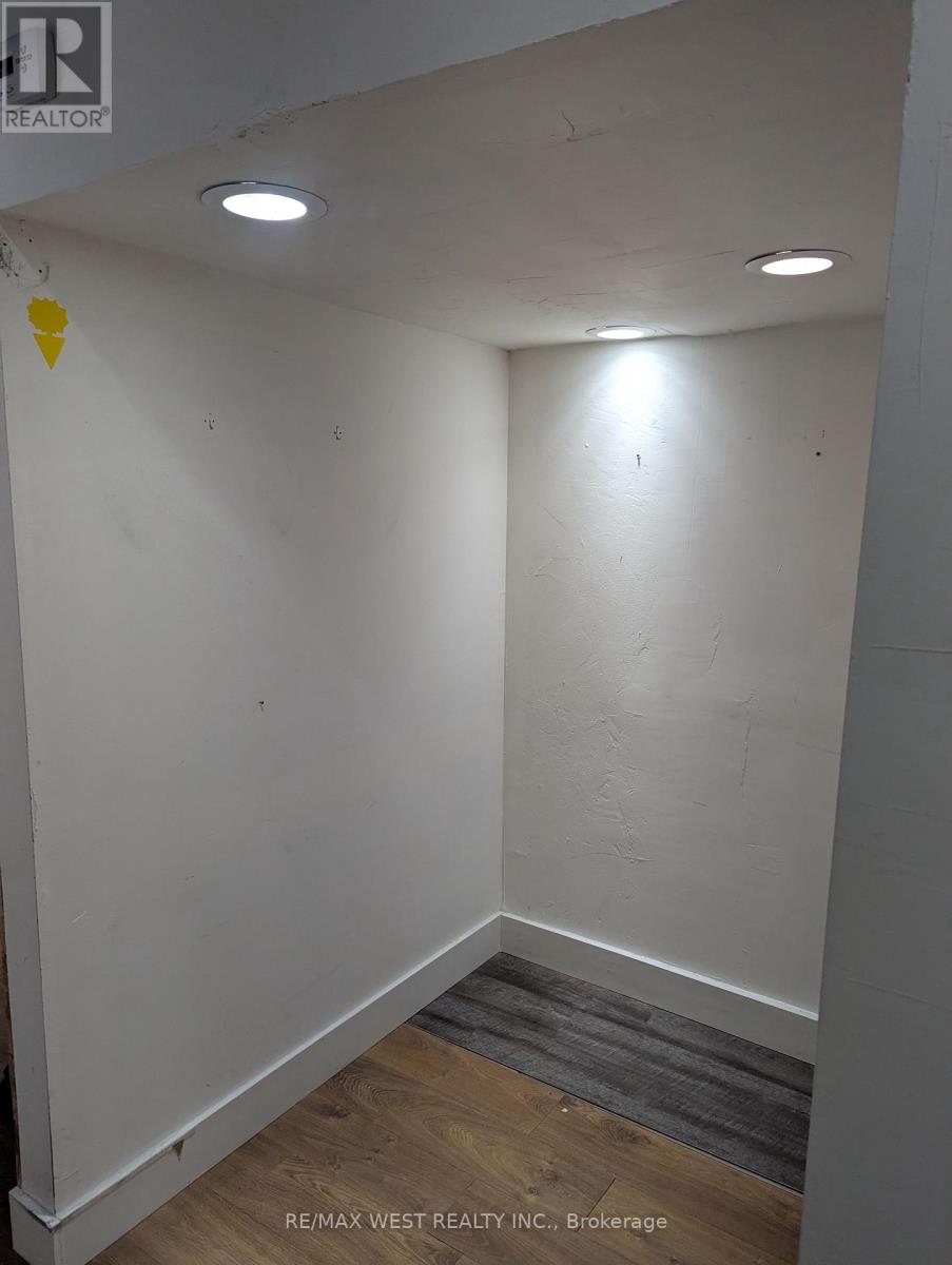 174 Lakeshore Road E Property Photo 5