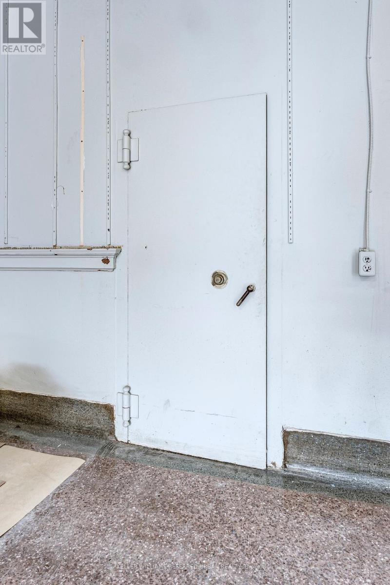Ground - 2974 Lake Shore Boulevard W Property Photo 8