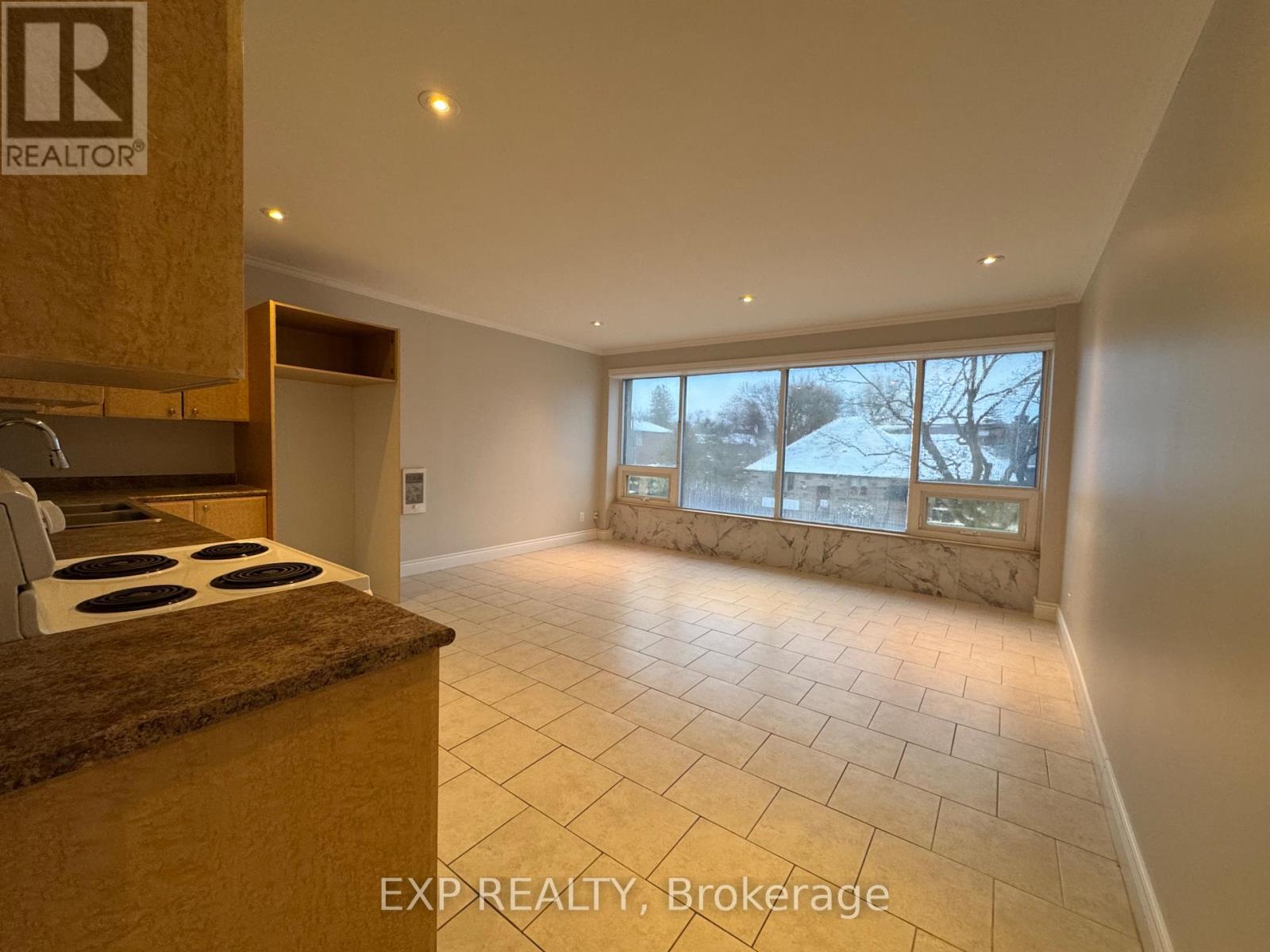 203 - 258 LAKESHORE ROAD E Property Photo 1