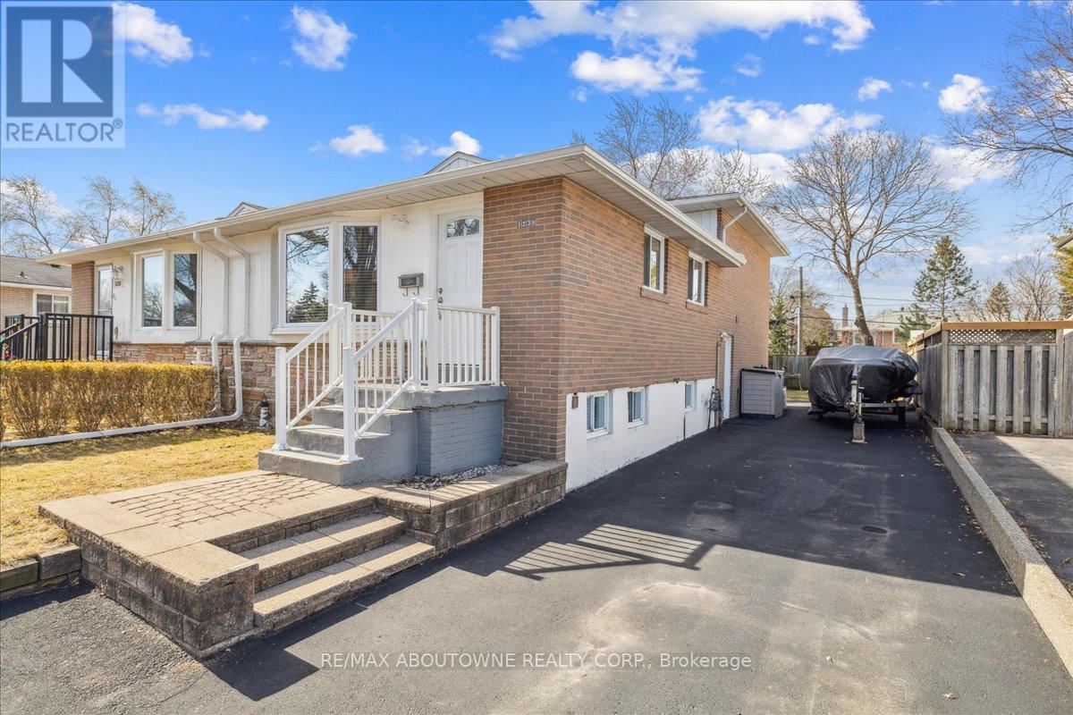 1238 Napier Crescent Property Photo 1