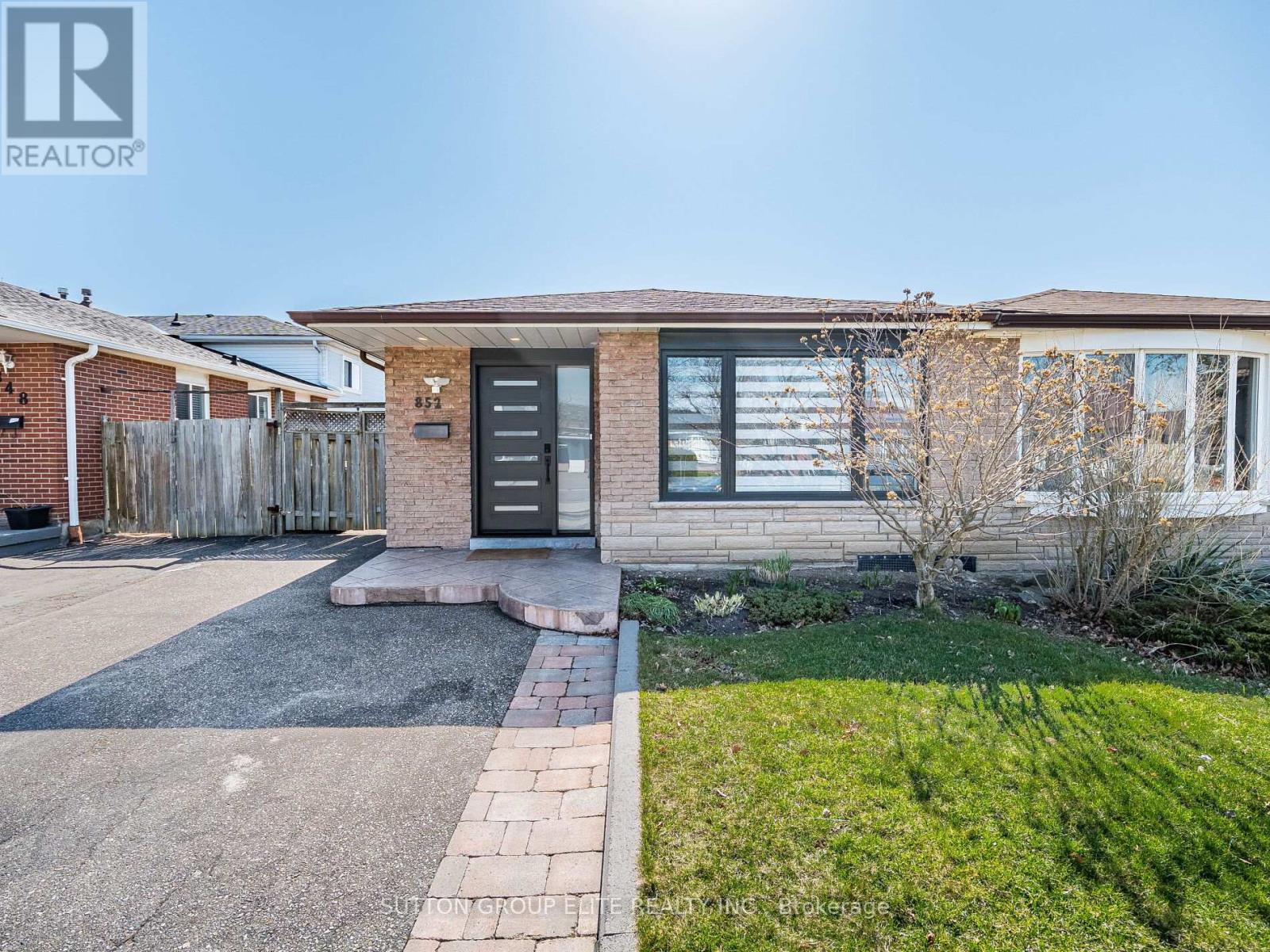 852 Consort Crescent Property Photo 1