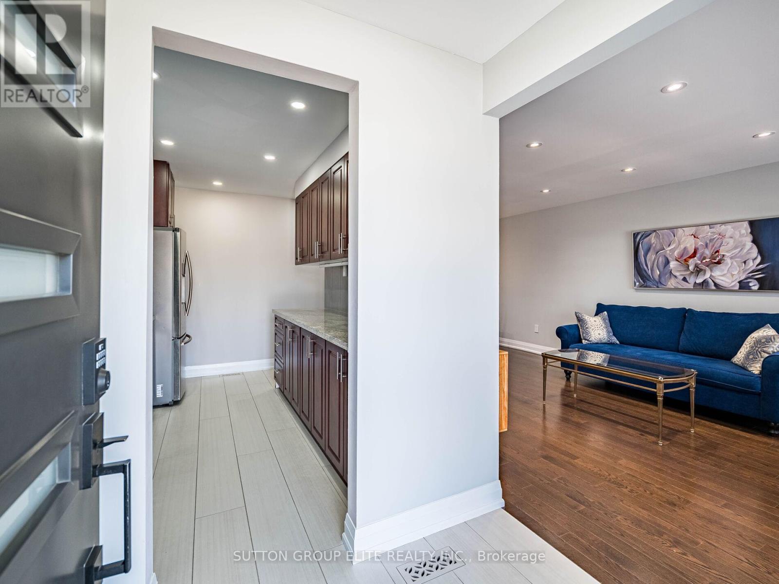 852 Consort Crescent Property Photo 3