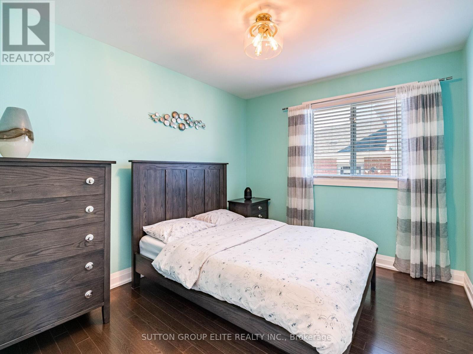 852 Consort Crescent Property Photo 18