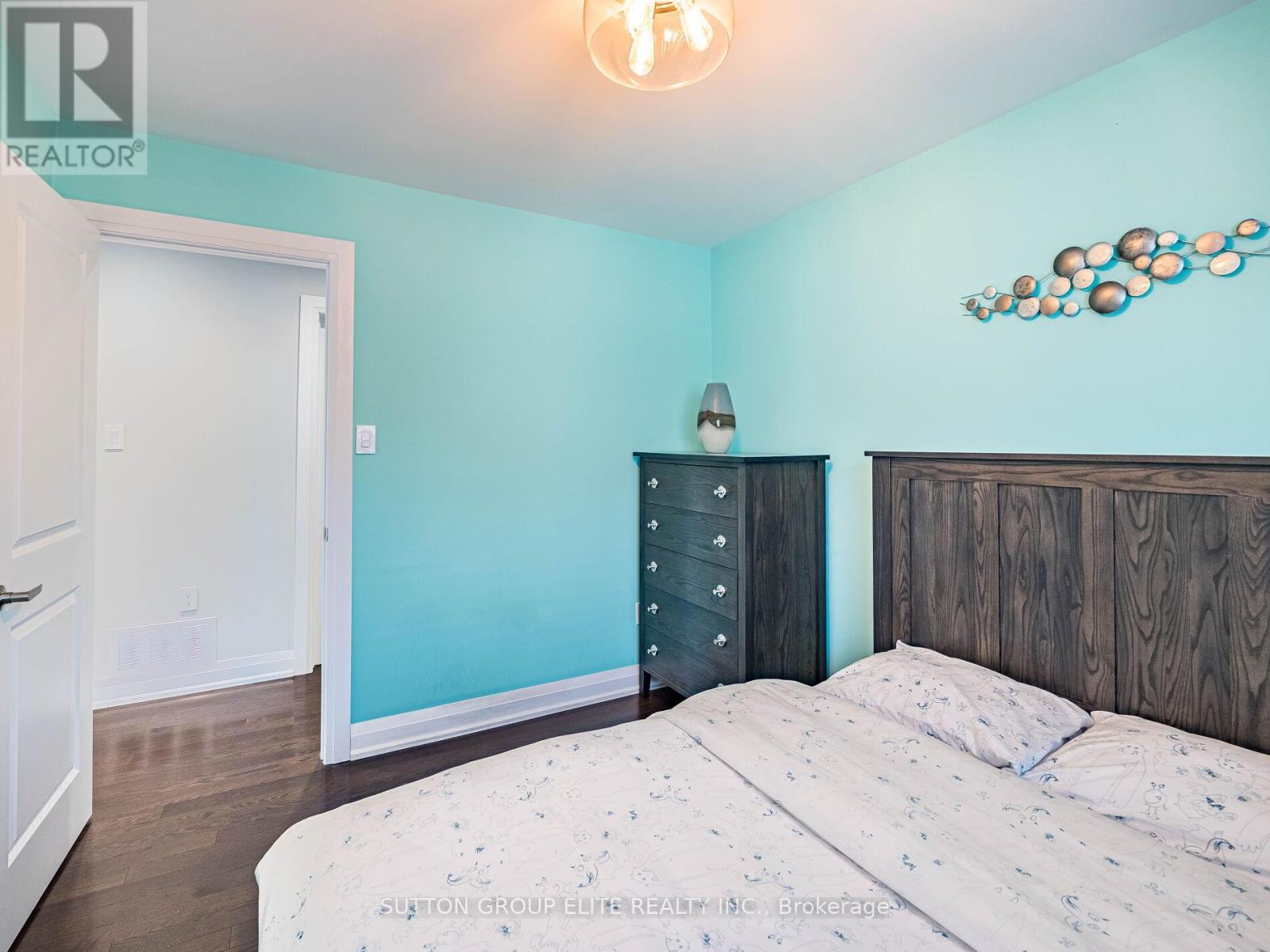 852 Consort Crescent Property Photo 19