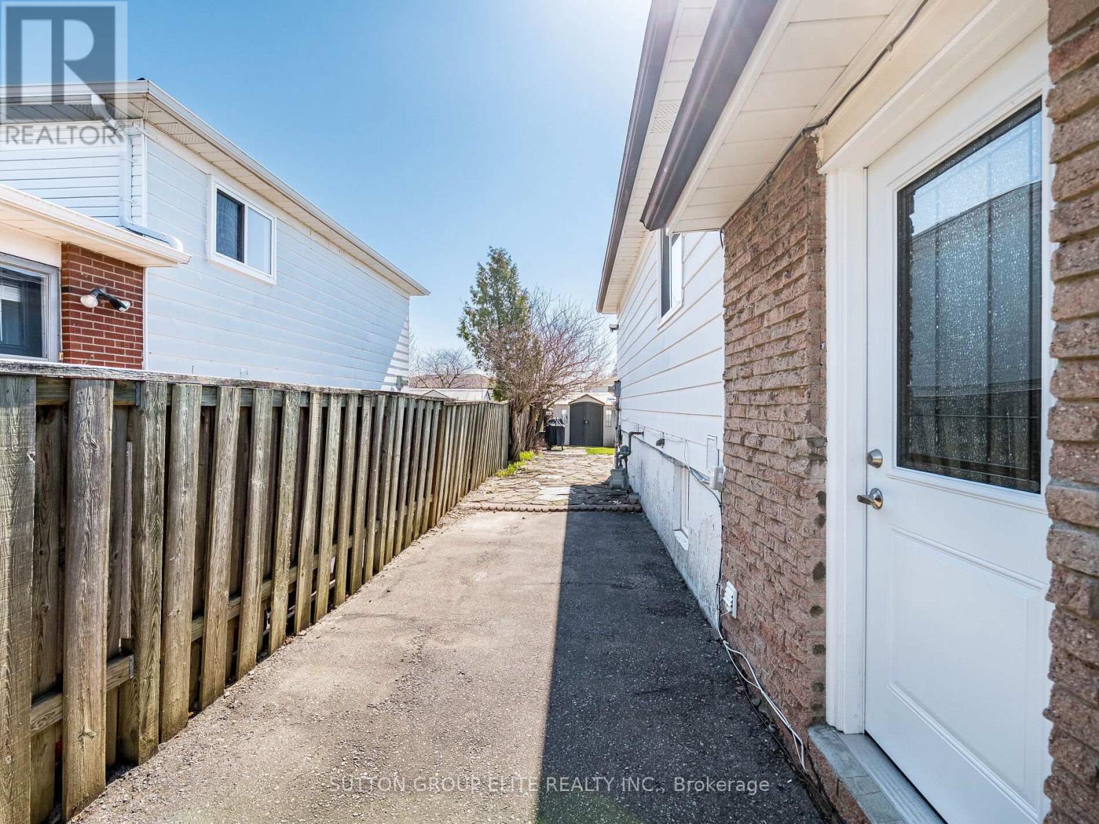 852 Consort Crescent Property Photo 38