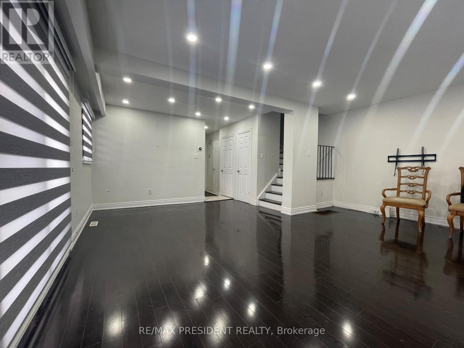 115 - 16 Litchfield Court Property Photo 1