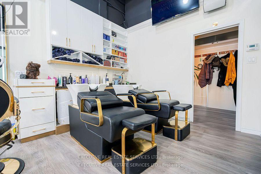 3 - 592 Rathburn Road W Property Photo 10