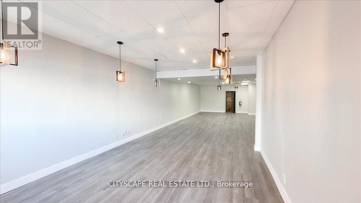 2943a Bloor Street W Property Photo 6