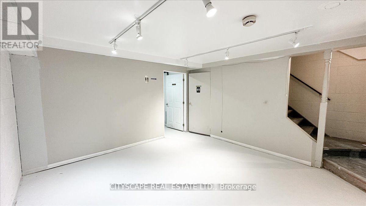 2943a Bloor Street W Property Photo 9