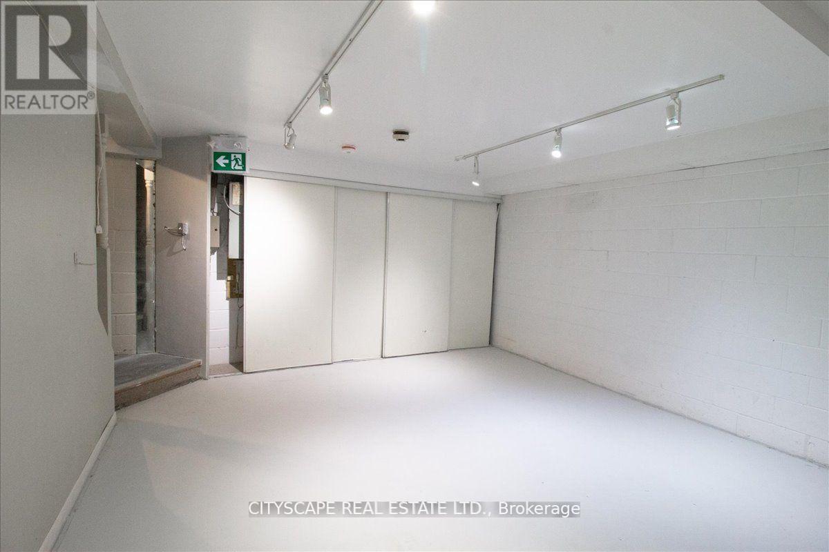 2943a Bloor Street W Property Photo 10