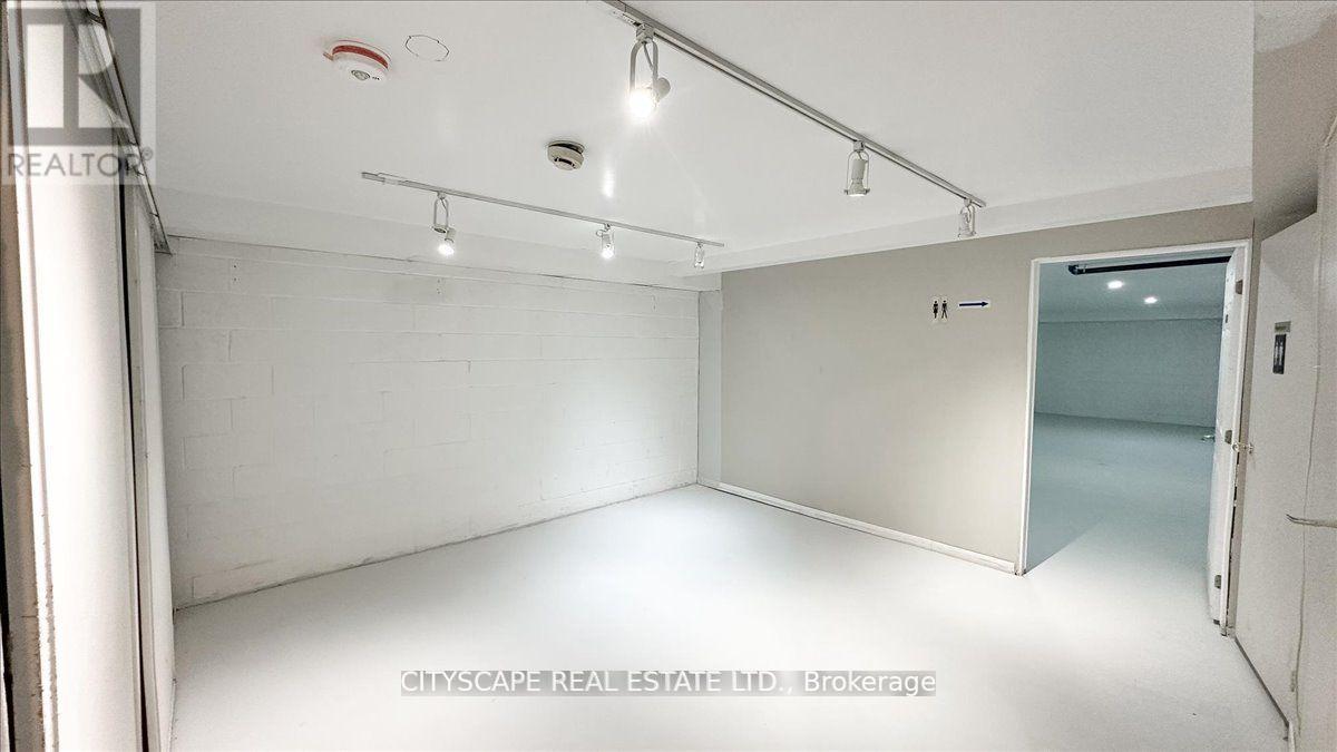 2943a Bloor Street W Property Photo 11