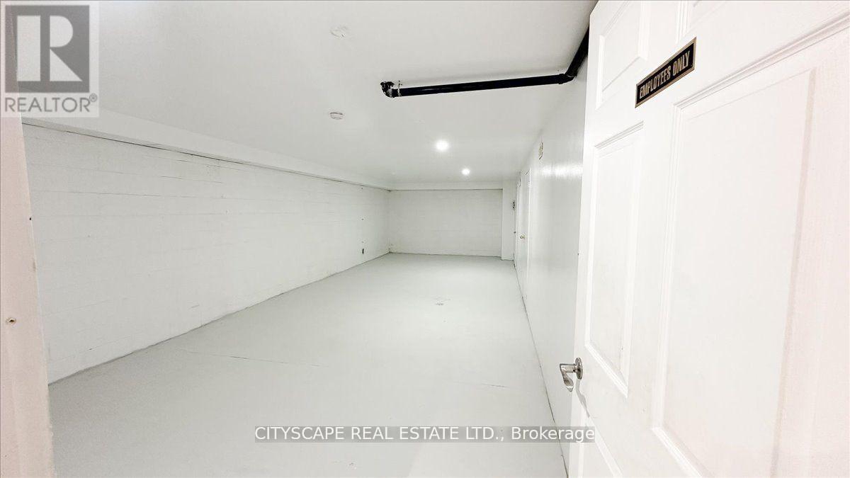 2943a Bloor Street W Property Photo 12