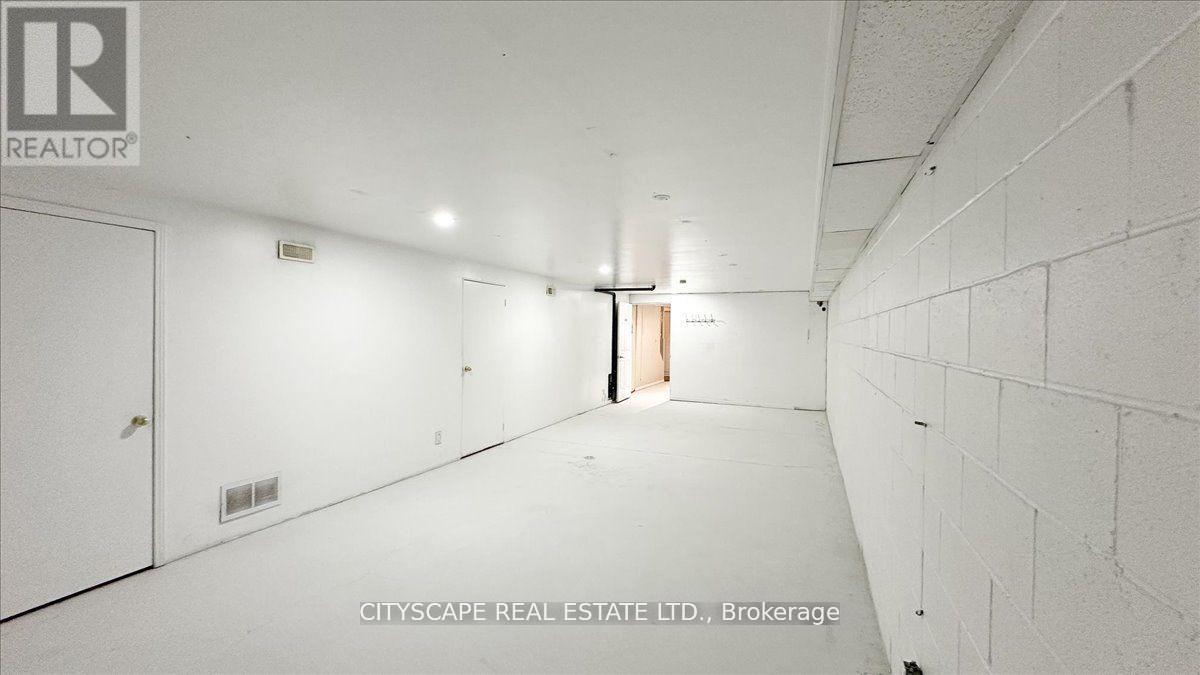 2943a Bloor Street W Property Photo 13